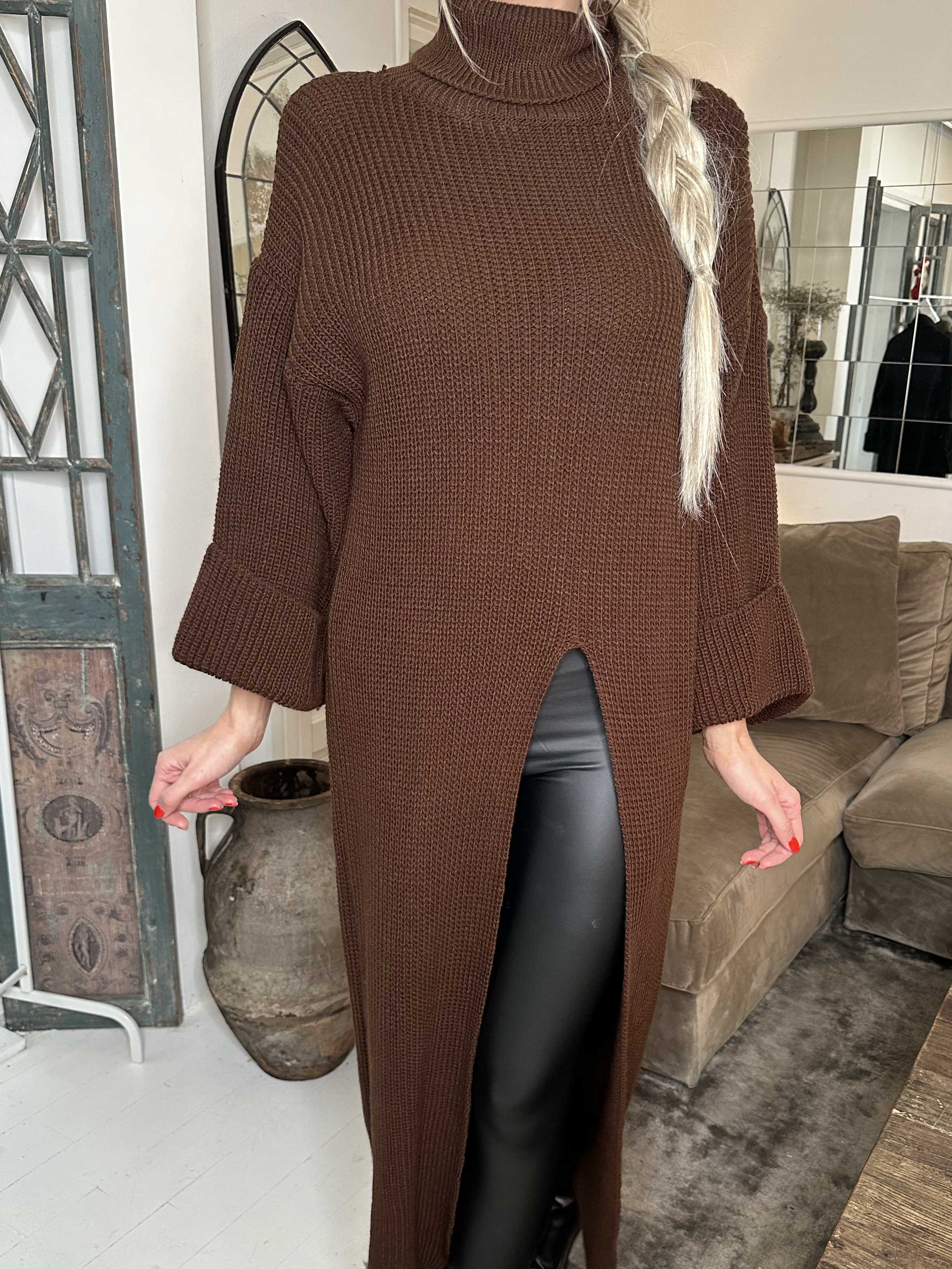 Alba - Lang højhalset strikkjole med højt slids i midten